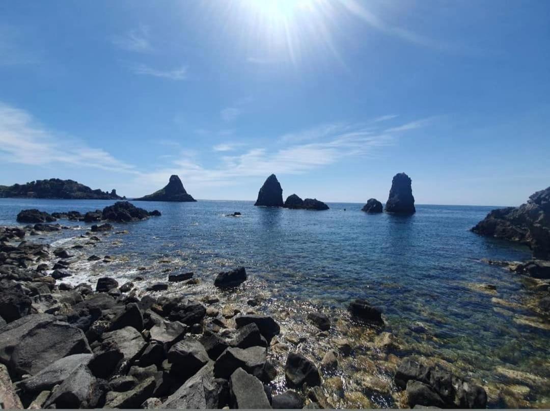 Casa Vacanze Aci Trezza In Front Of The Sea Aci Castello Exteriör bild