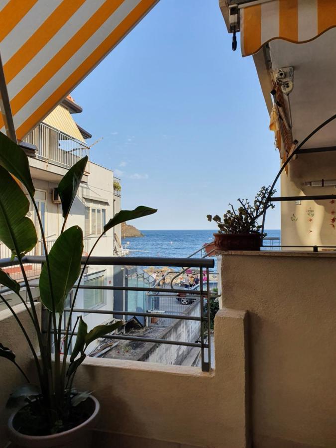 Casa Vacanze Aci Trezza In Front Of The Sea Aci Castello Exteriör bild