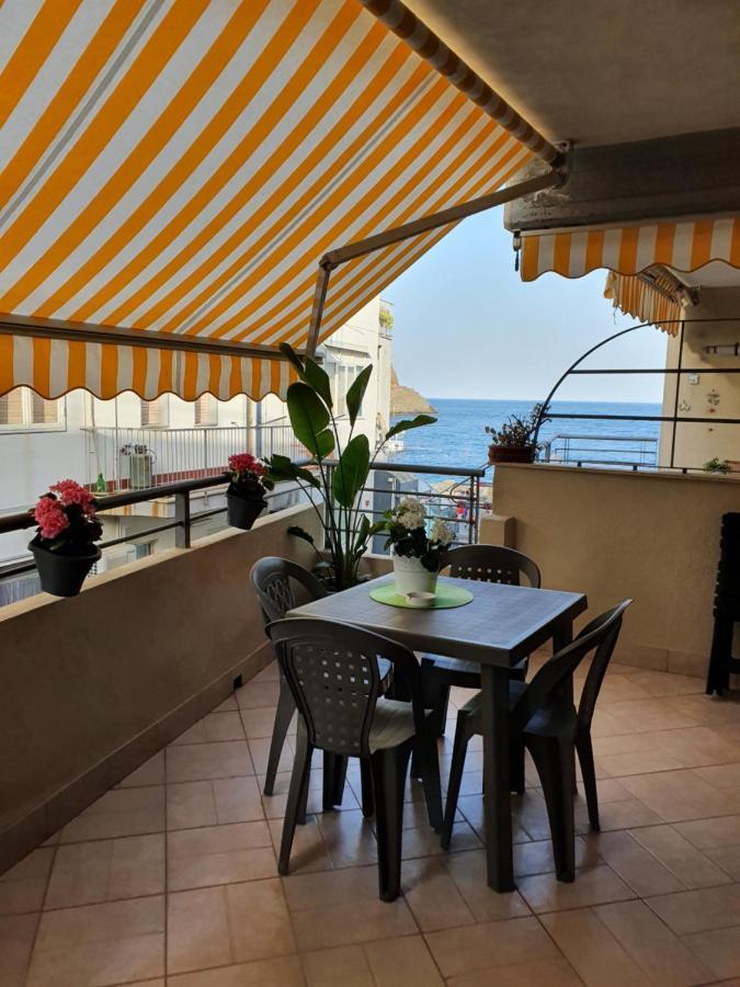 Casa Vacanze Aci Trezza In Front Of The Sea Aci Castello Exteriör bild